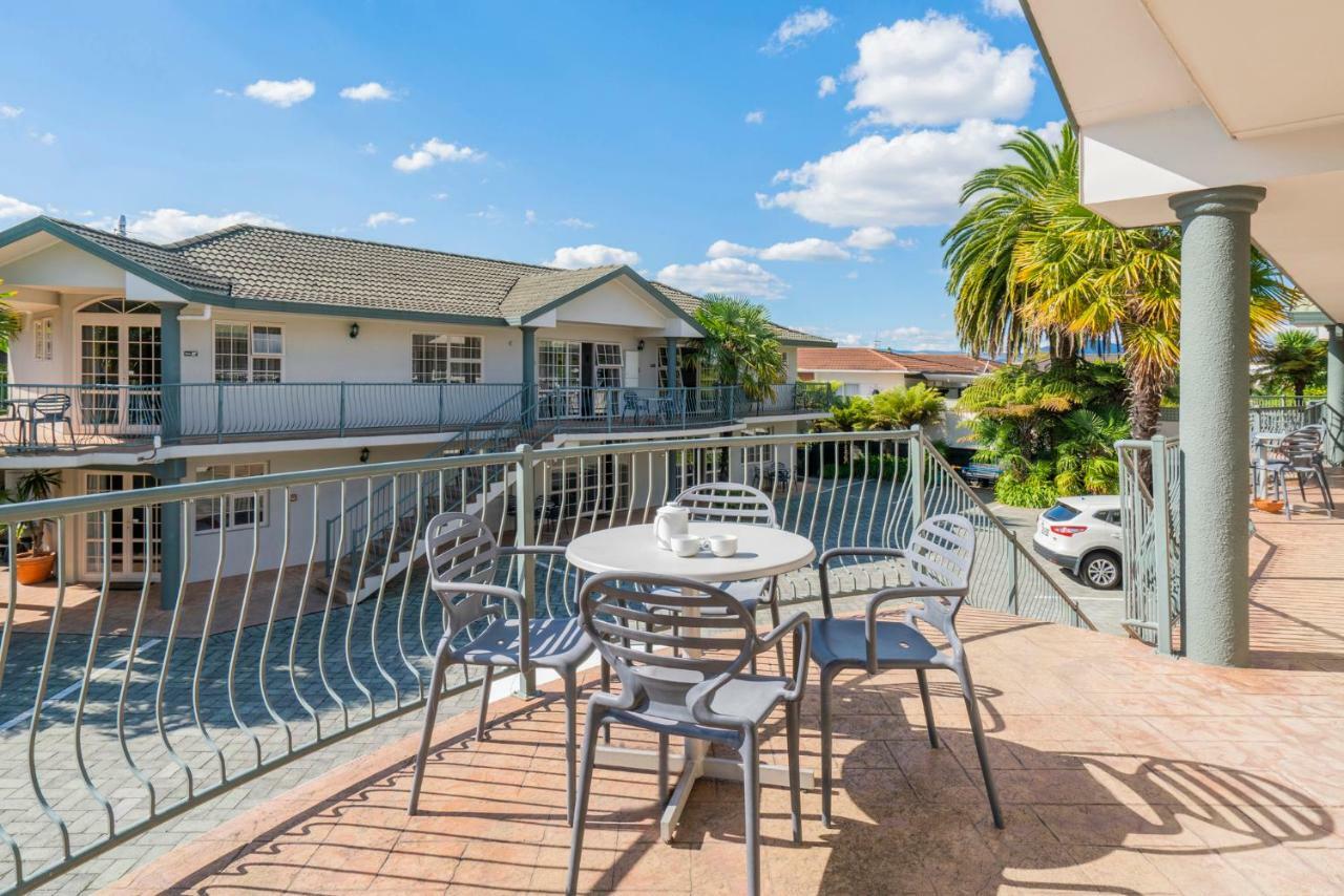 罗托鲁阿 西尔弗弗恩住宿及温泉汽车旅馆 外观 照片 A balcony at a motel in Australia