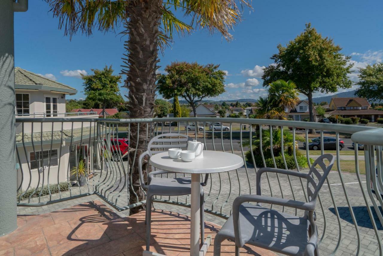 罗托鲁阿 西尔弗弗恩住宿及温泉汽车旅馆 外观 照片 A balcony in Queenstown, New Zealand